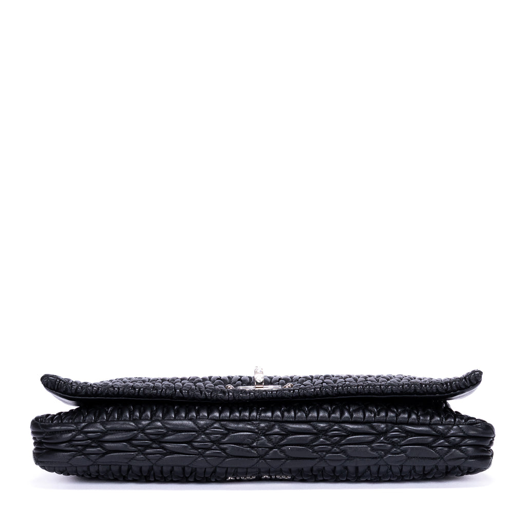 Bolso de hombro de piel matelassé negra con relieve de cristal