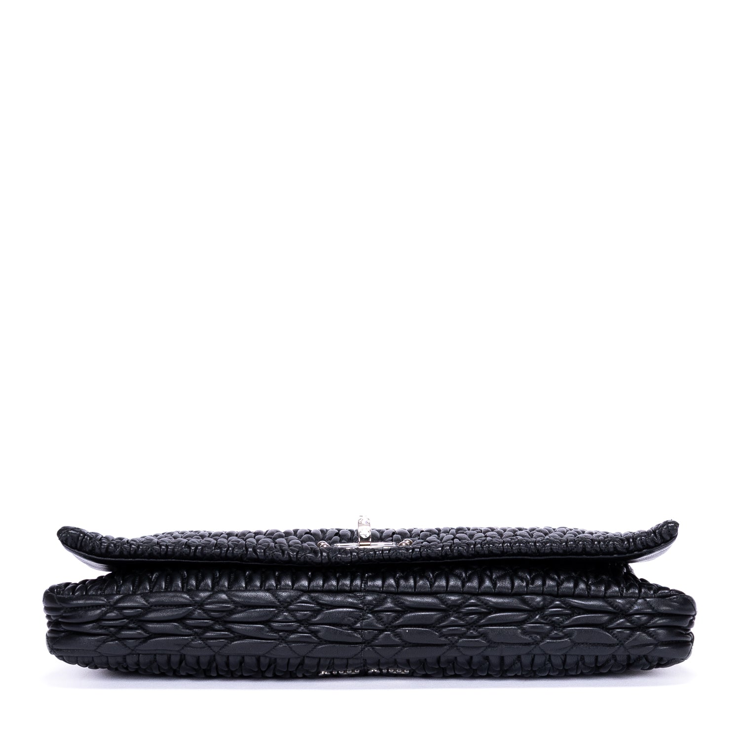 Bolso de hombro de piel matelassé negra con relieve de cristal