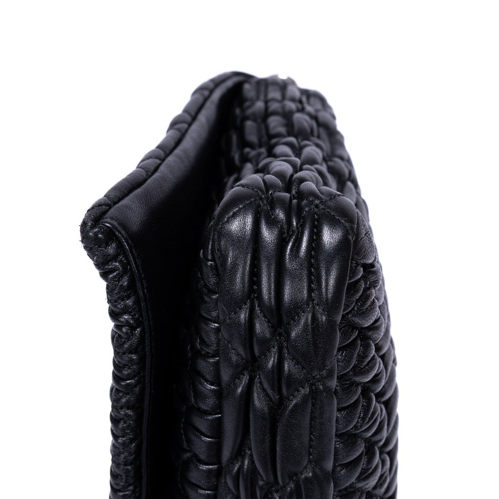 Bolso de hombro de piel matelassé negra con relieve de cristal
