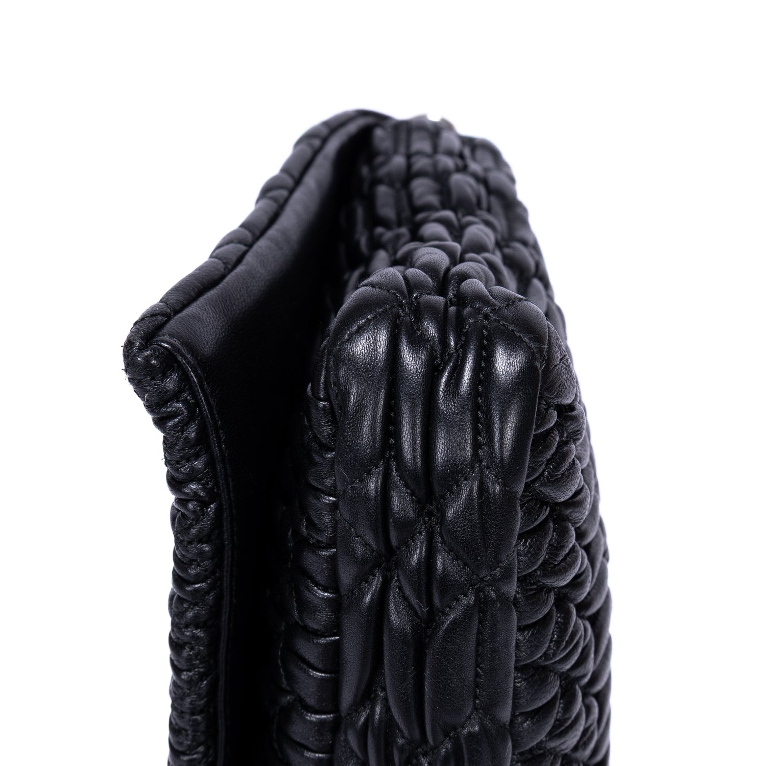 Bolso de hombro de piel matelassé negra con relieve de cristal