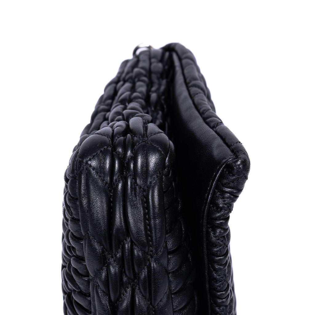 Bolso de hombro de piel matelassé negra con relieve de cristal
