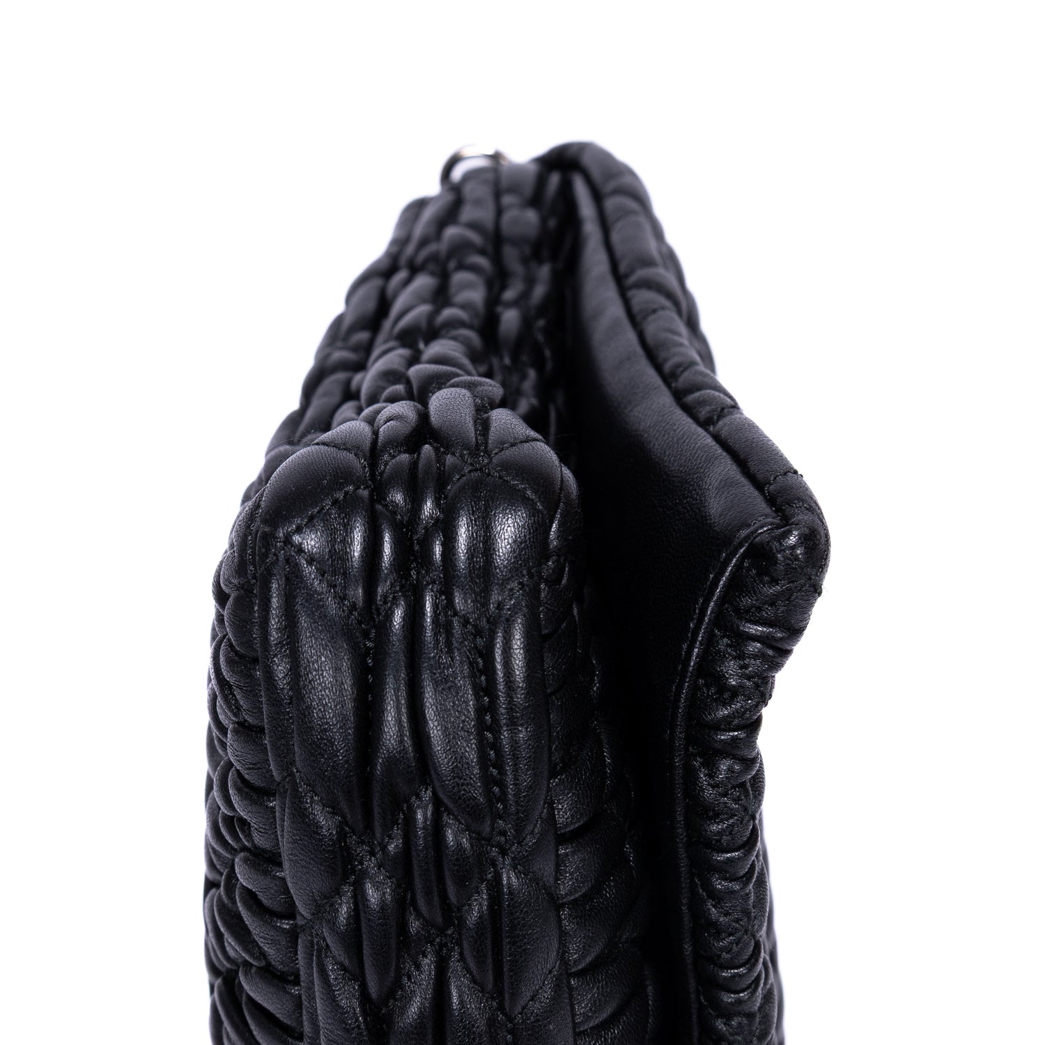 Bolso de hombro de piel matelassé negra con relieve de cristal