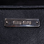 Bolso de hombro de piel matelassé negra con relieve de cristal