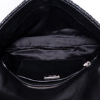 Bolso de hombro de piel matelassé negra con relieve de cristal