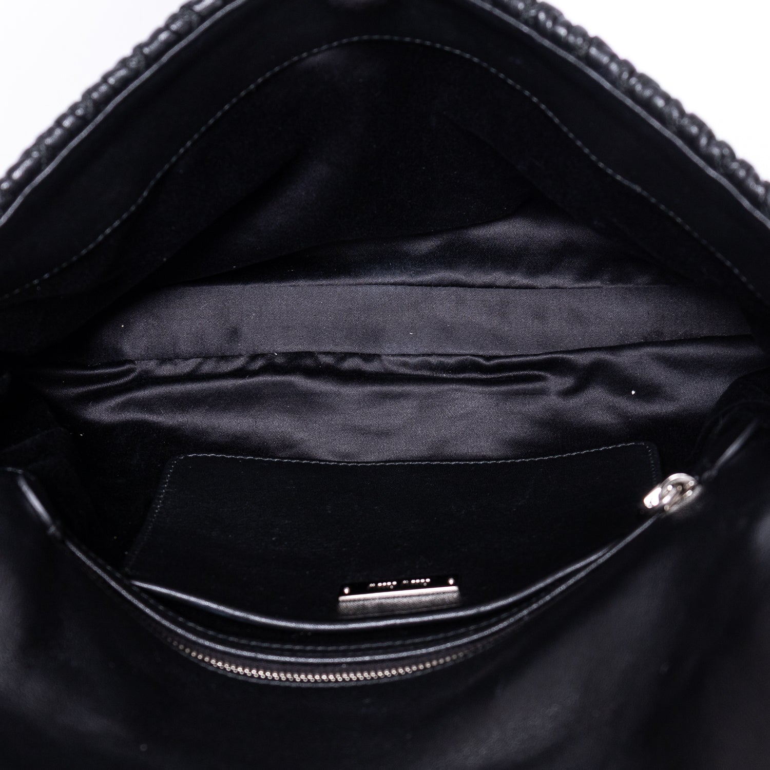 Bolso de hombro de piel matelassé negra con relieve de cristal