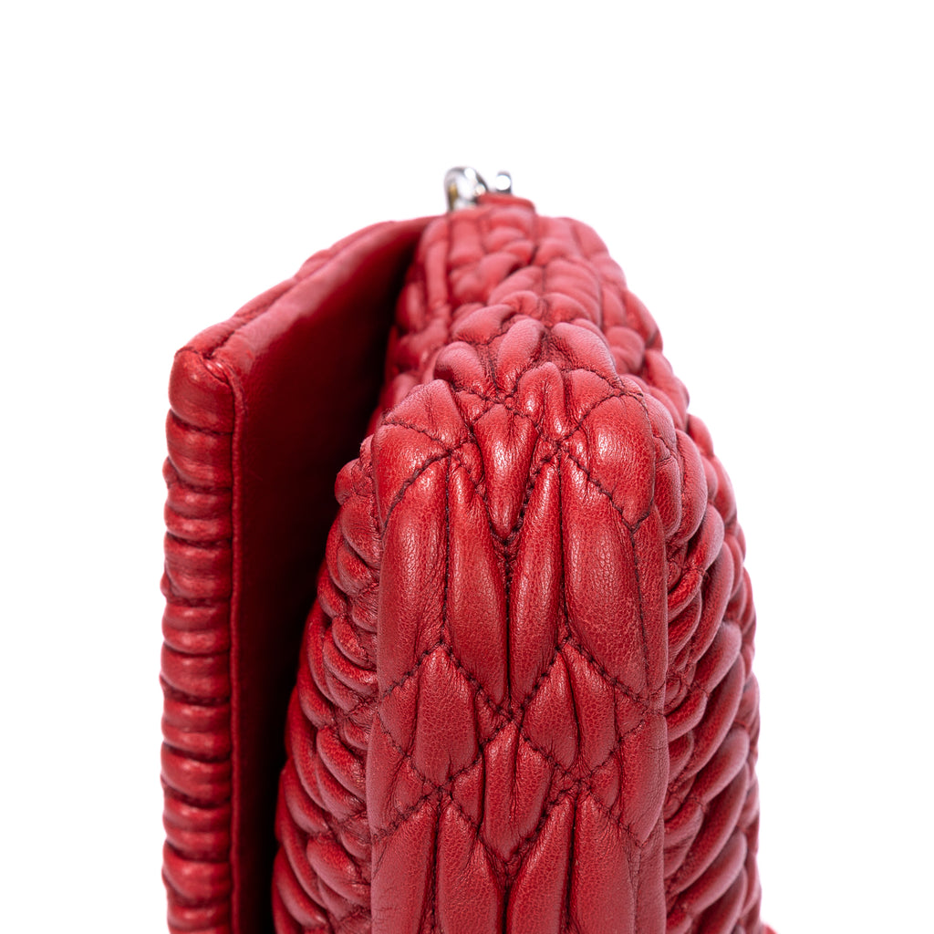 Cartera de mano de piel de napa gaufre roja con cristales