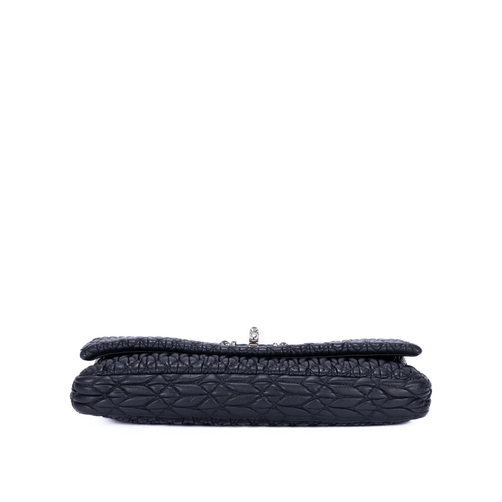 Clutch de cristal con efecto cloqué en piel de napa negra Gaufre