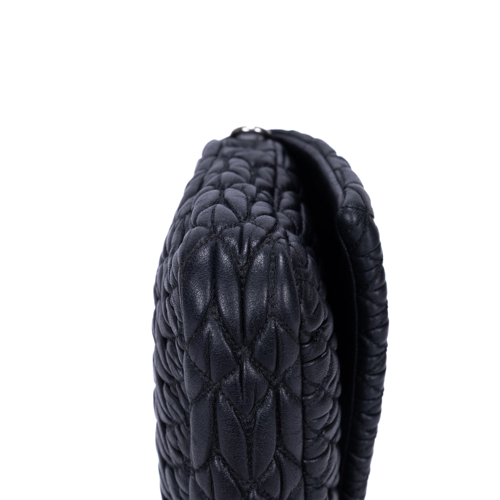 Clutch de cristal con efecto cloqué en piel de napa negra Gaufre