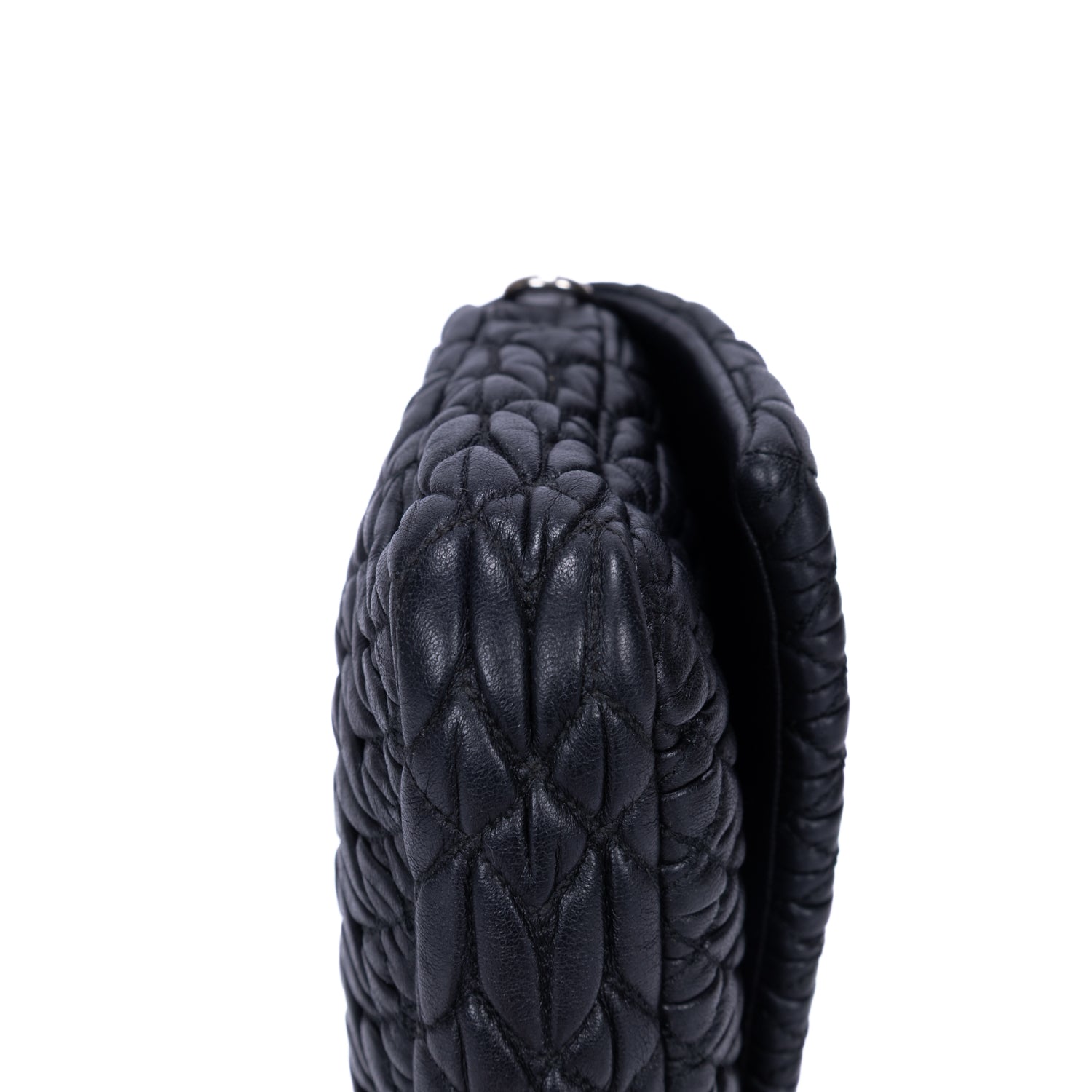Clutch de cristal con efecto cloqué en piel de napa negra Gaufre