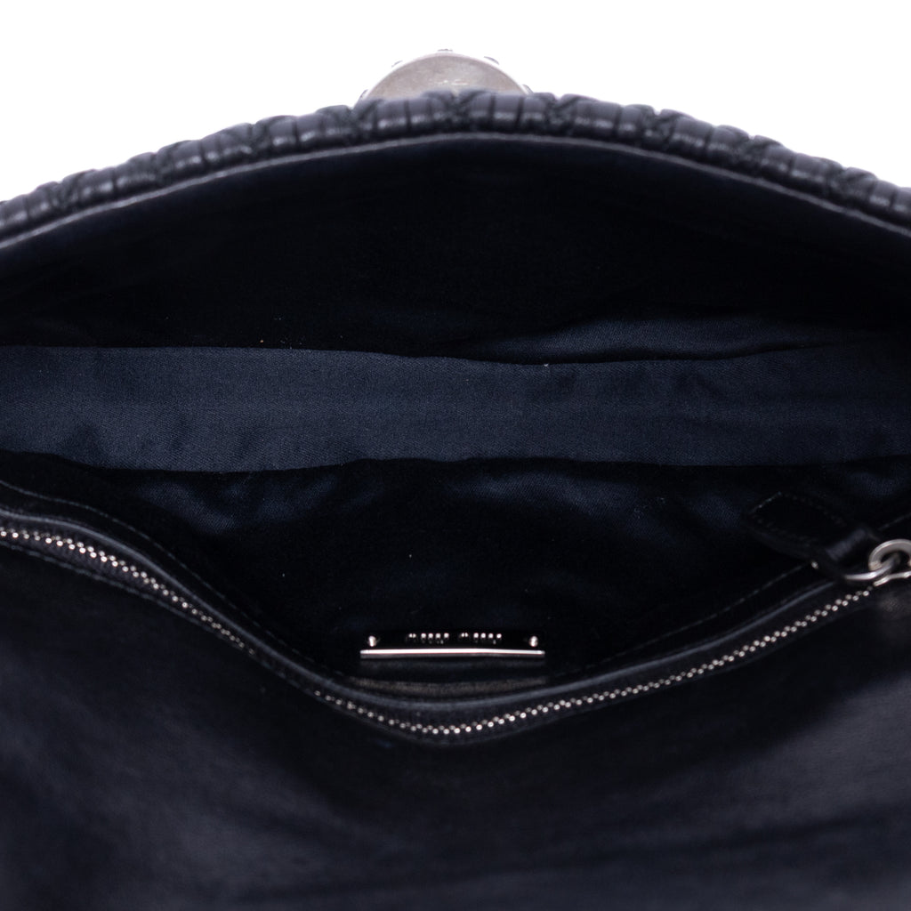 Clutch de cristal con efecto cloqué en piel de napa negra Gaufre