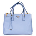 Bolso tote Galleria de doble cremallera mediano de piel Saffiano Lux azul claro