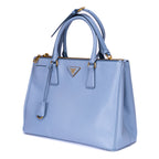 Bolso tote Galleria de doble cremallera mediano de piel Saffiano Lux azul claro