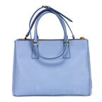 Bolso tote Galleria de doble cremallera mediano de piel Saffiano Lux azul claro