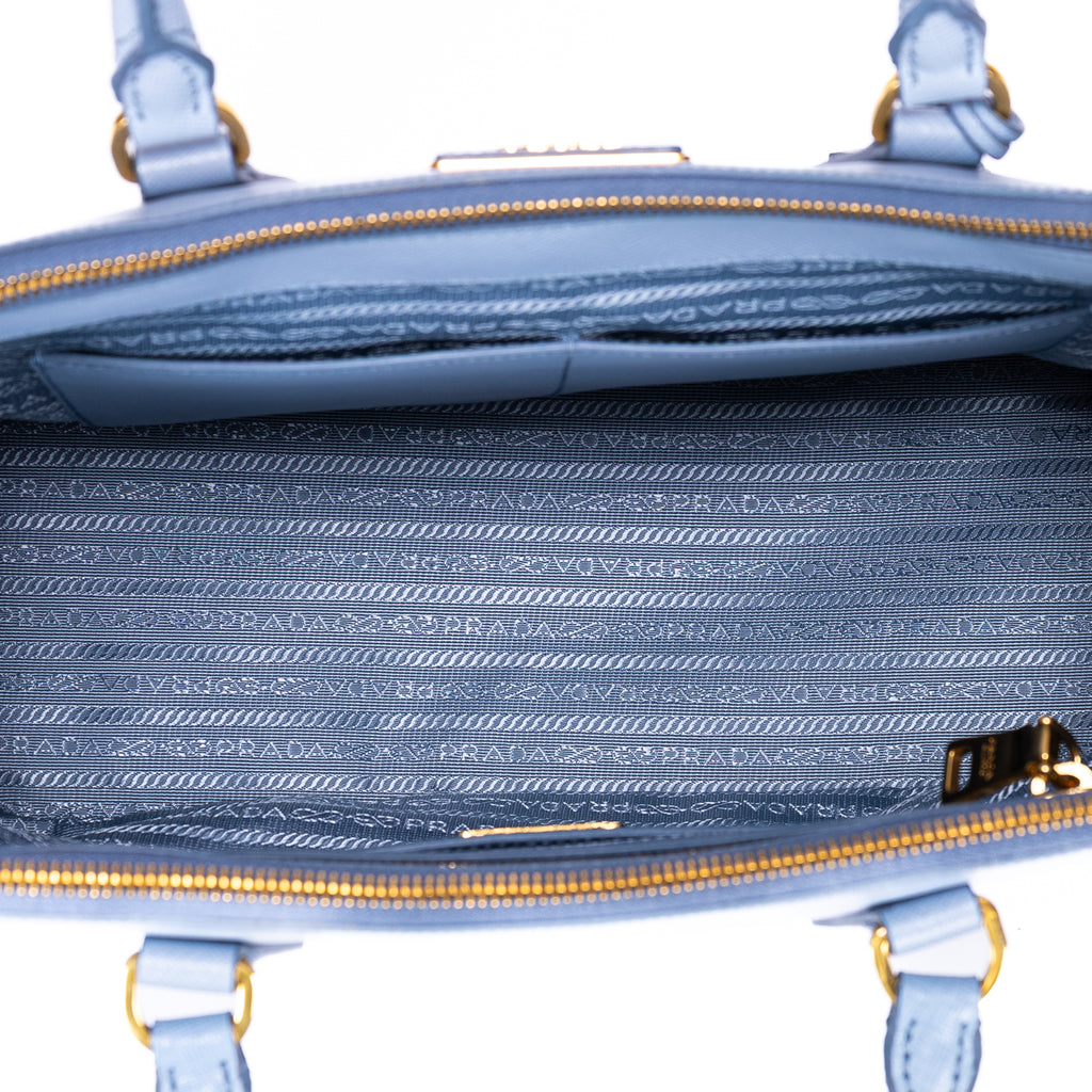 Bolso tote Galleria de doble cremallera mediano de piel Saffiano Lux azul claro