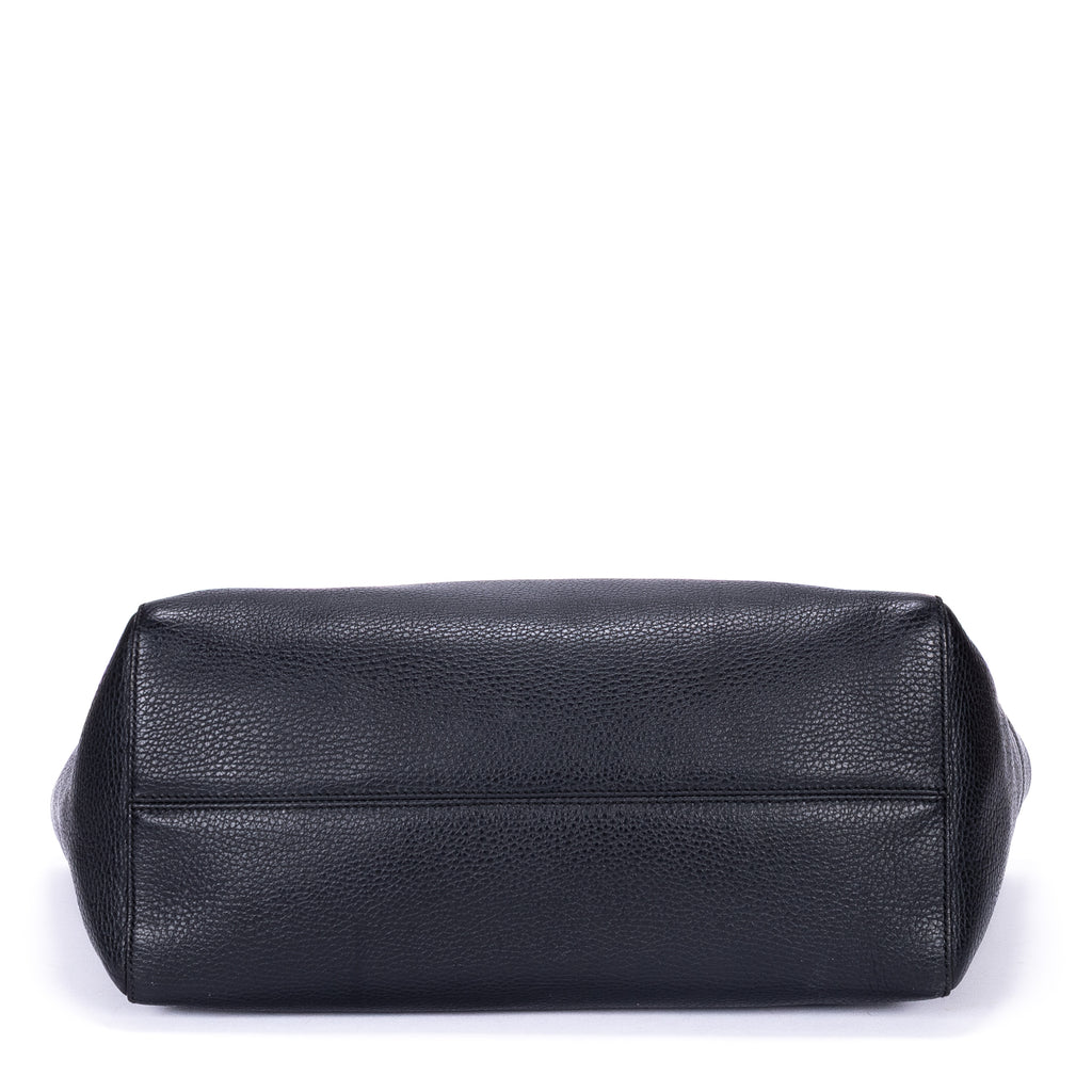 Bolso de hombro mediano Shopper Swing Mediano de piel de becerro granulada negra