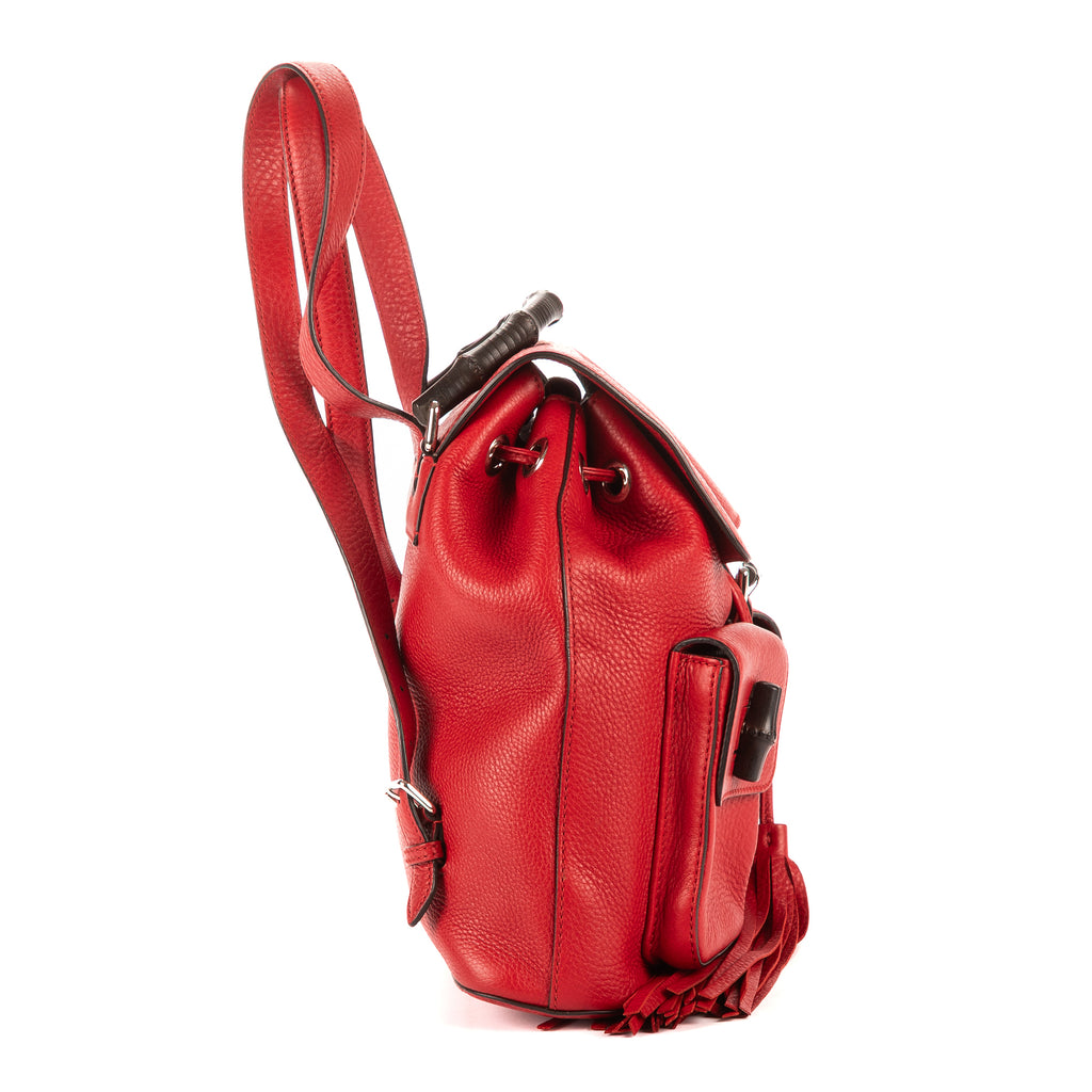 Mochila de bambú con borlas de cuero granulado rojo