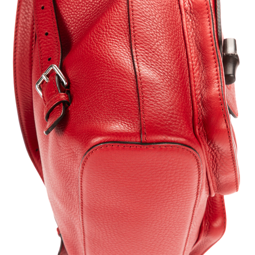 Mochila de bambú con borlas de cuero granulado rojo