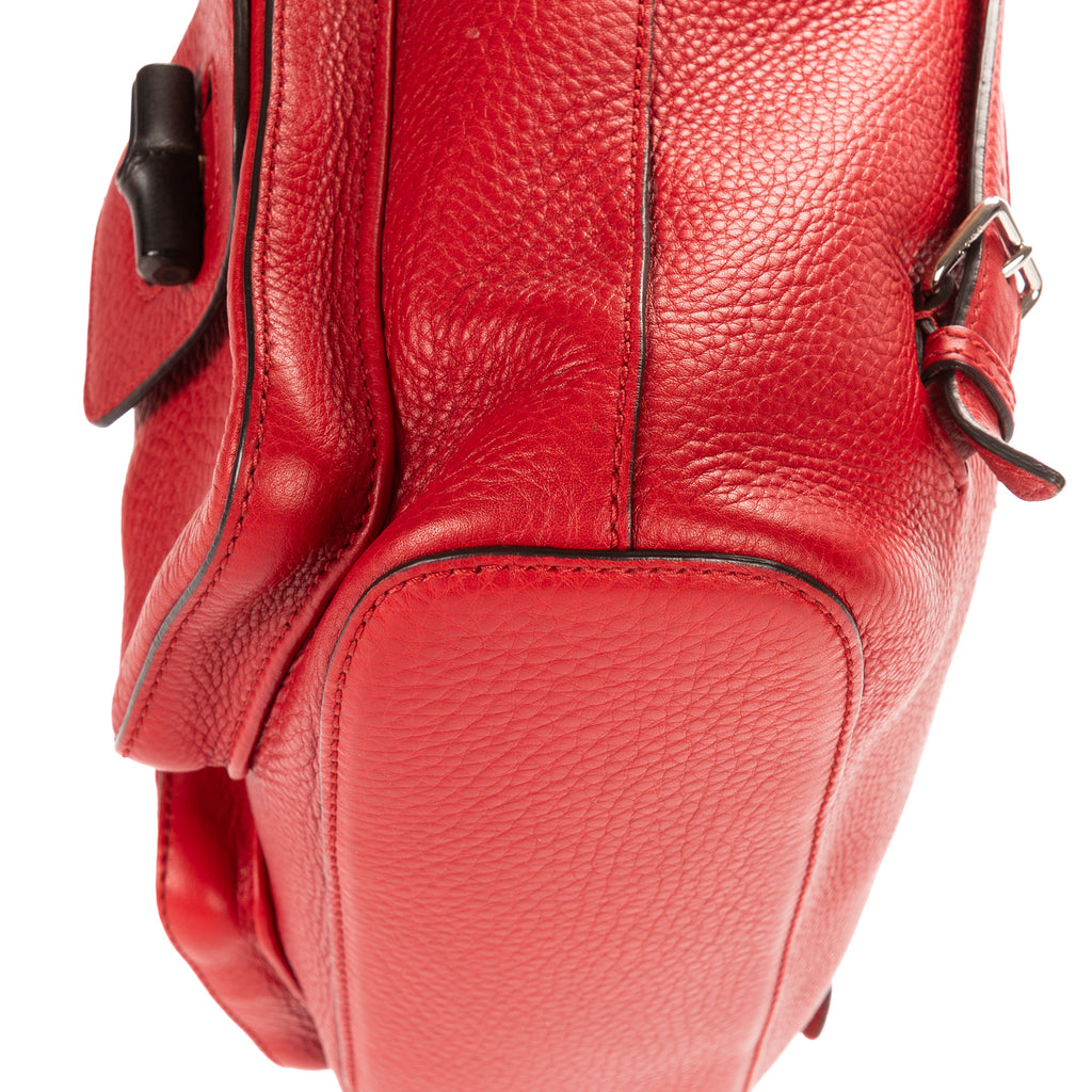 Mochila de bambú con borlas de cuero granulado rojo