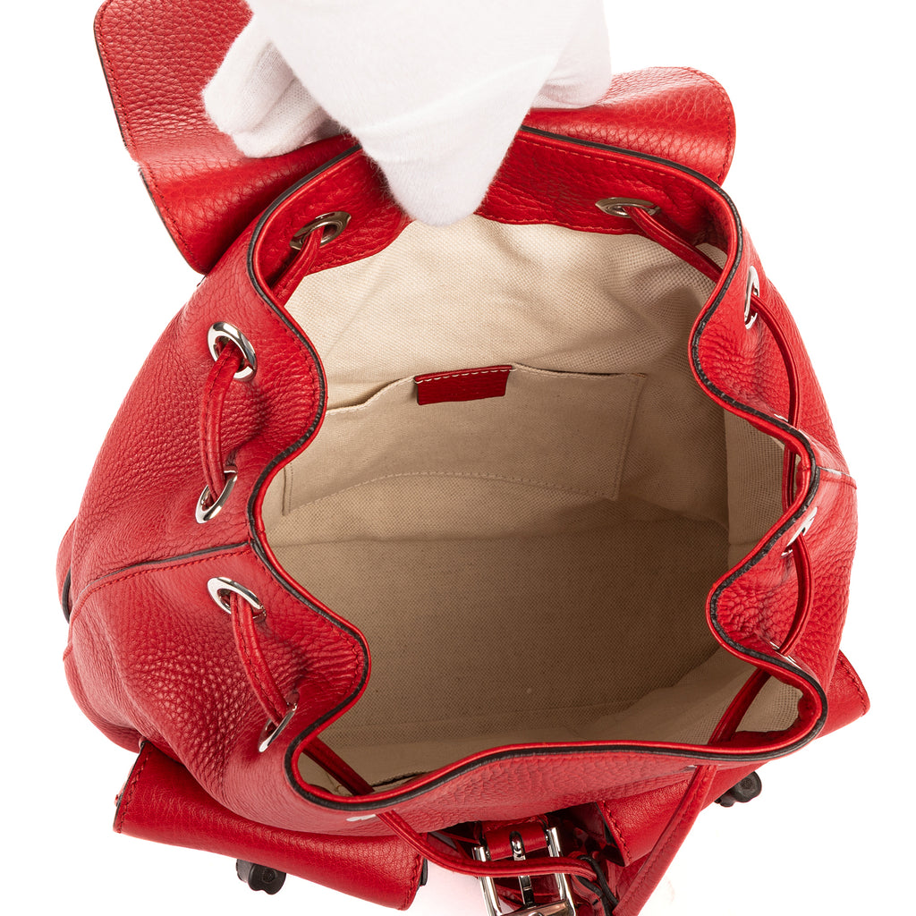 Mochila de bambú con borlas de cuero granulado rojo