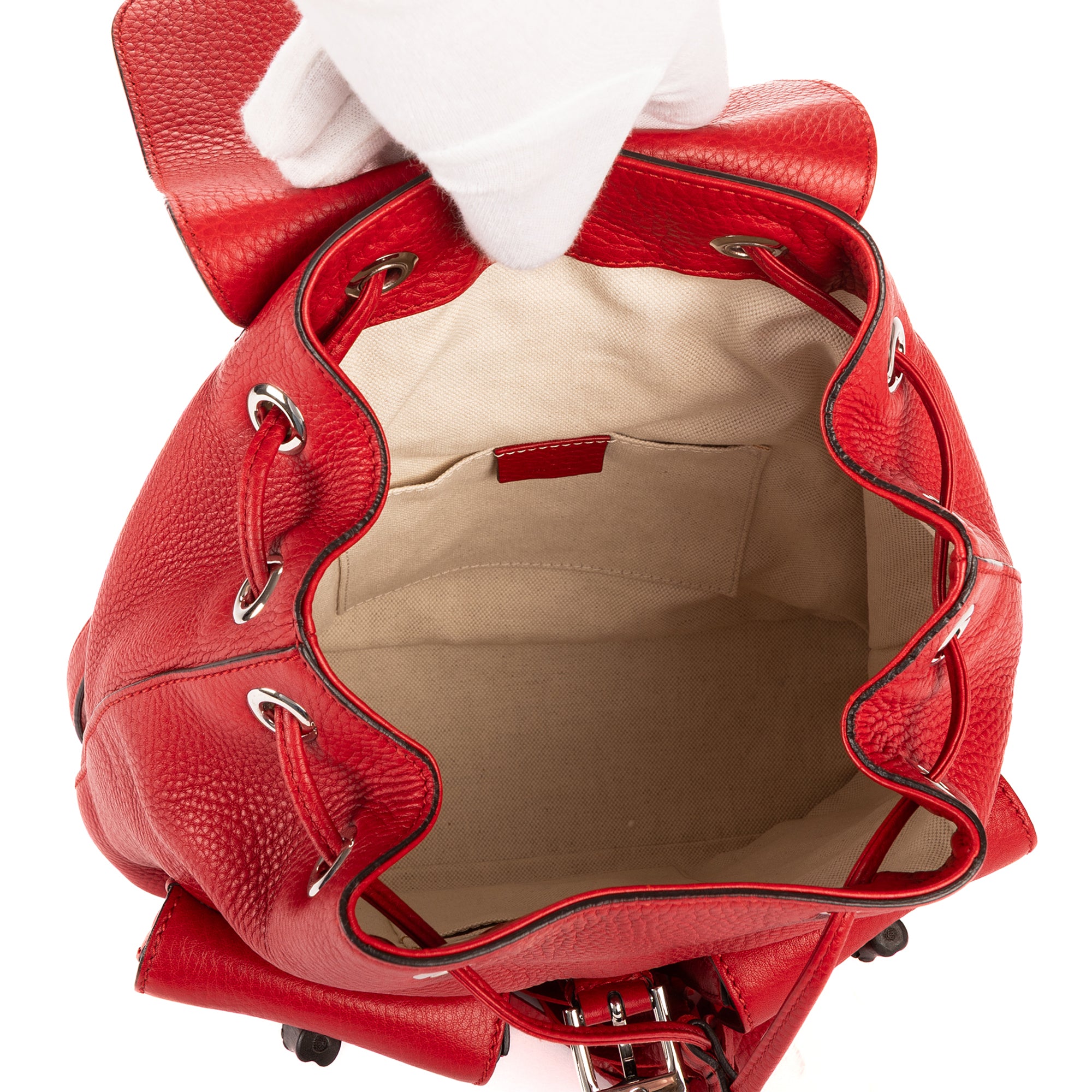 Mochila de bambú con borlas de cuero granulado rojo