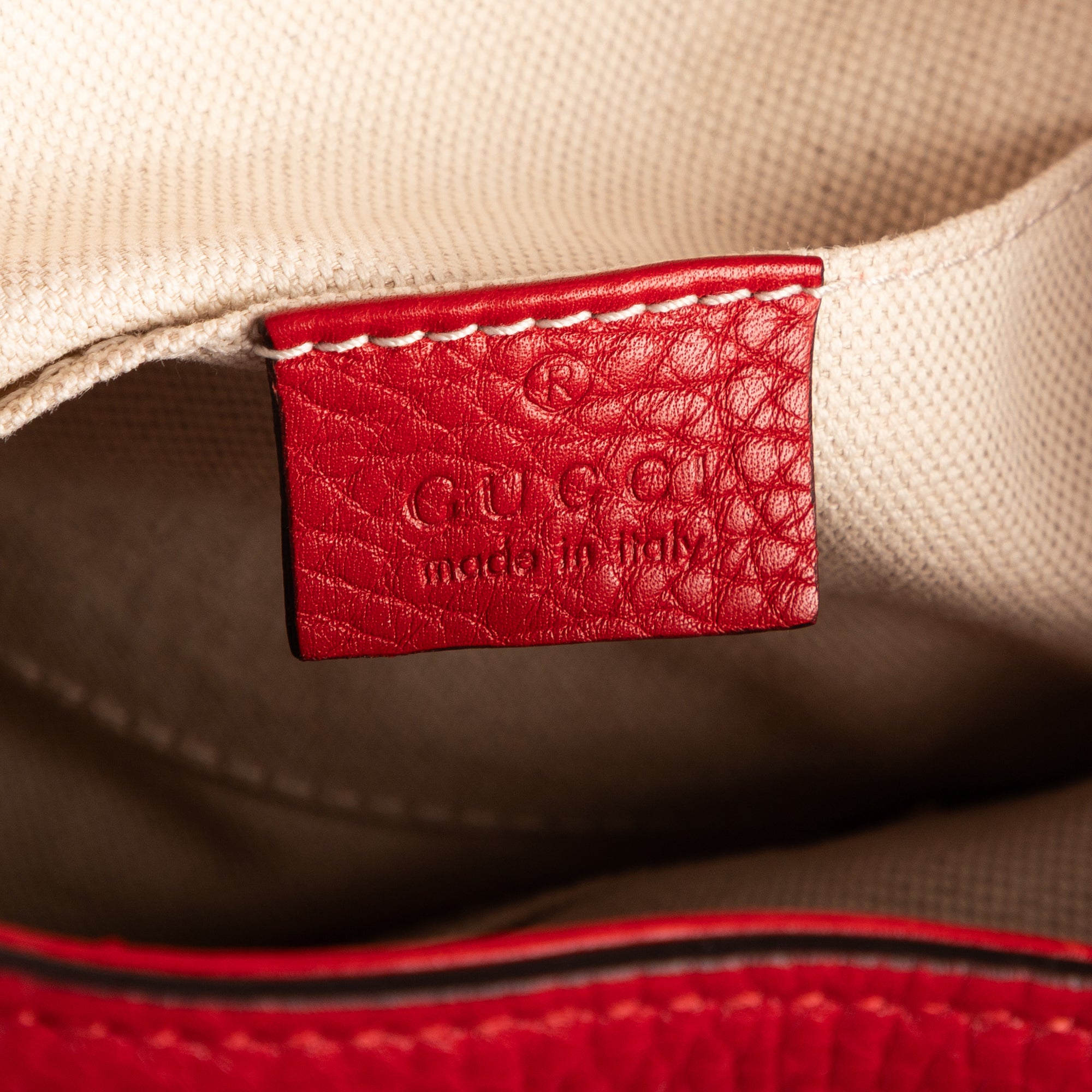 Mochila de bambú con borlas de cuero granulado rojo