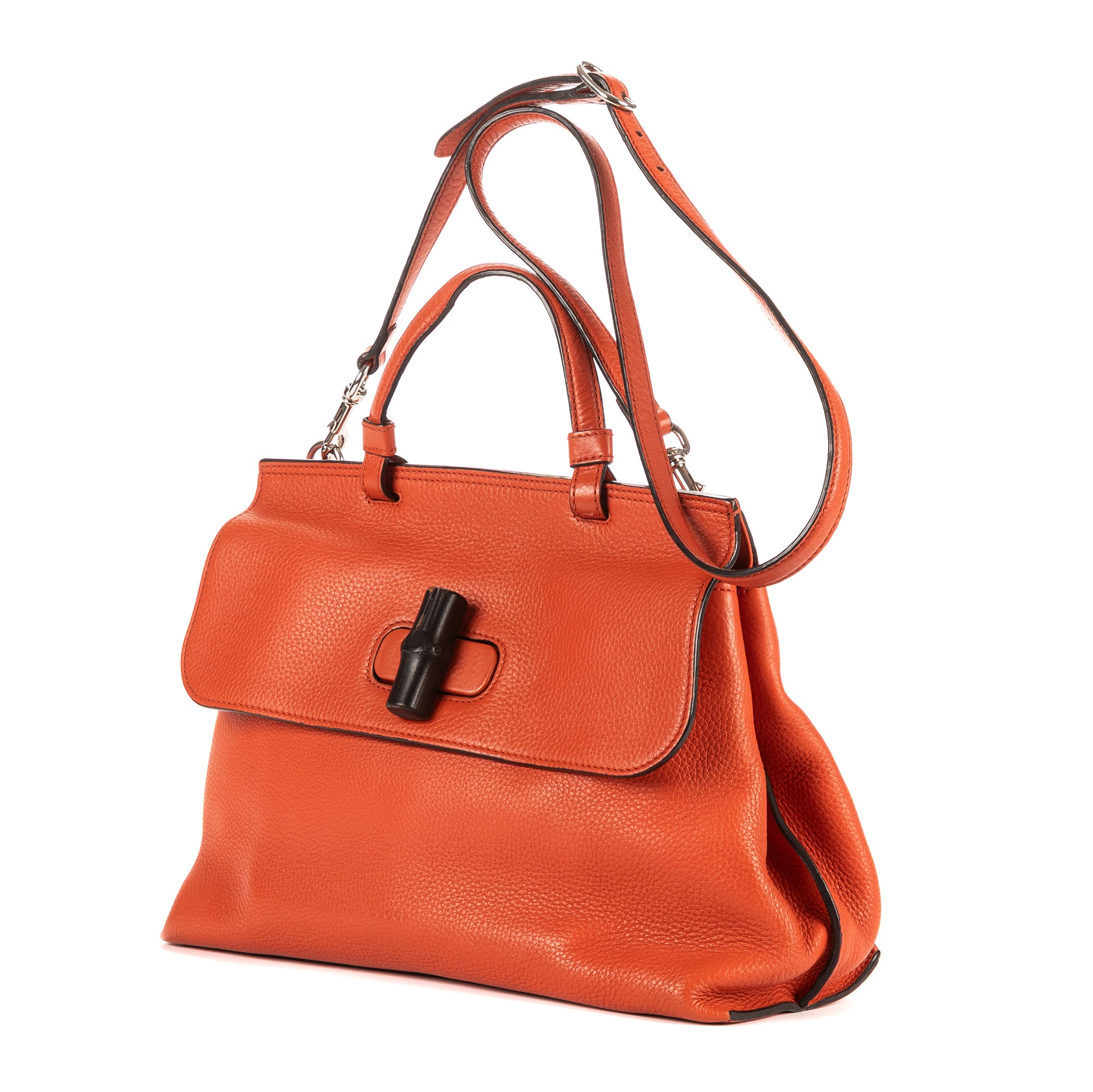 Bolso de mano de bambú con asa superior de cuero granulado naranja