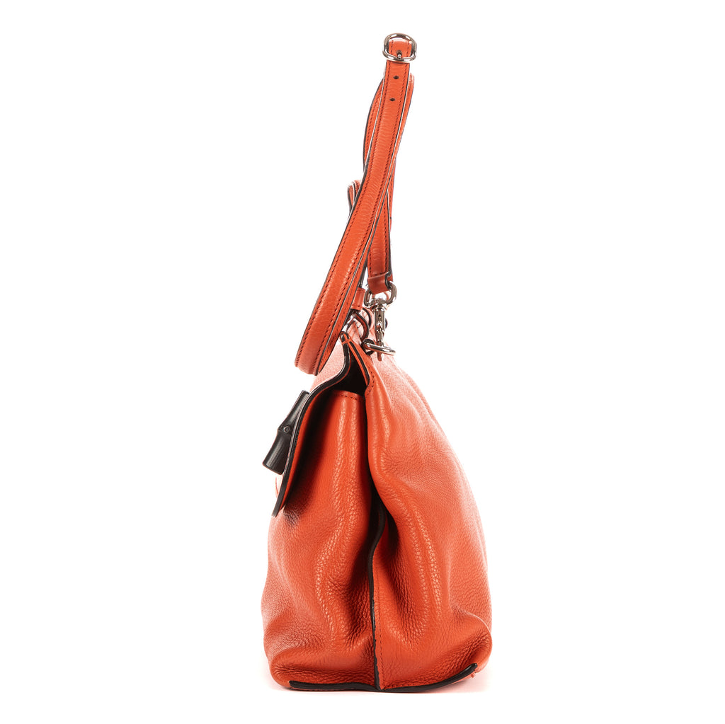 Bolso de mano de bambú con asa superior de cuero granulado naranja