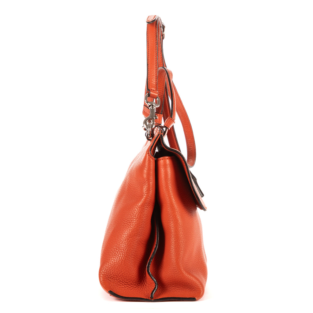 Bolso de mano de bambú con asa superior de cuero granulado naranja