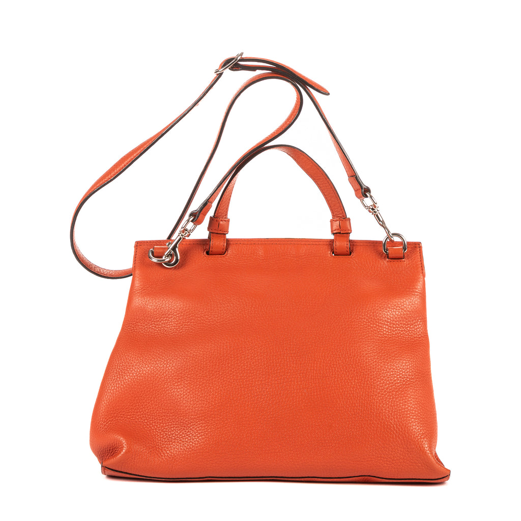 Bolso de mano de bambú con asa superior de cuero granulado naranja