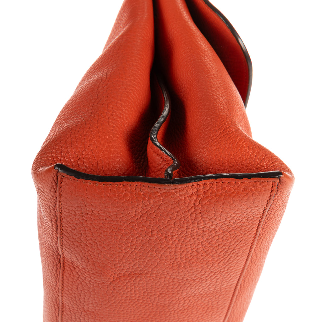 Bolso de mano de bambú con asa superior de cuero granulado naranja