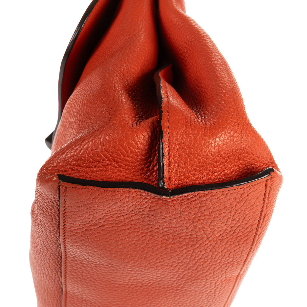 Bolso de mano de bambú con asa superior de cuero granulado naranja