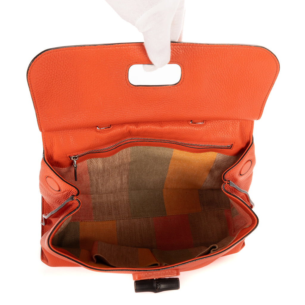Bolso de mano de bambú con asa superior de cuero granulado naranja