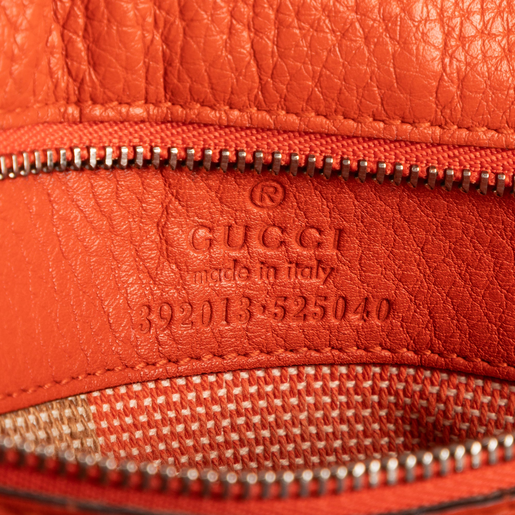 Bolso de mano de bambú con asa superior de cuero granulado naranja