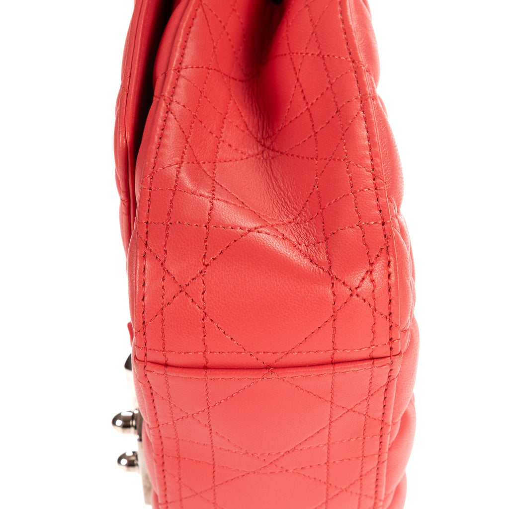 Bolso de hombro Miss Dior mediano de cuero Cannage rosa brillante