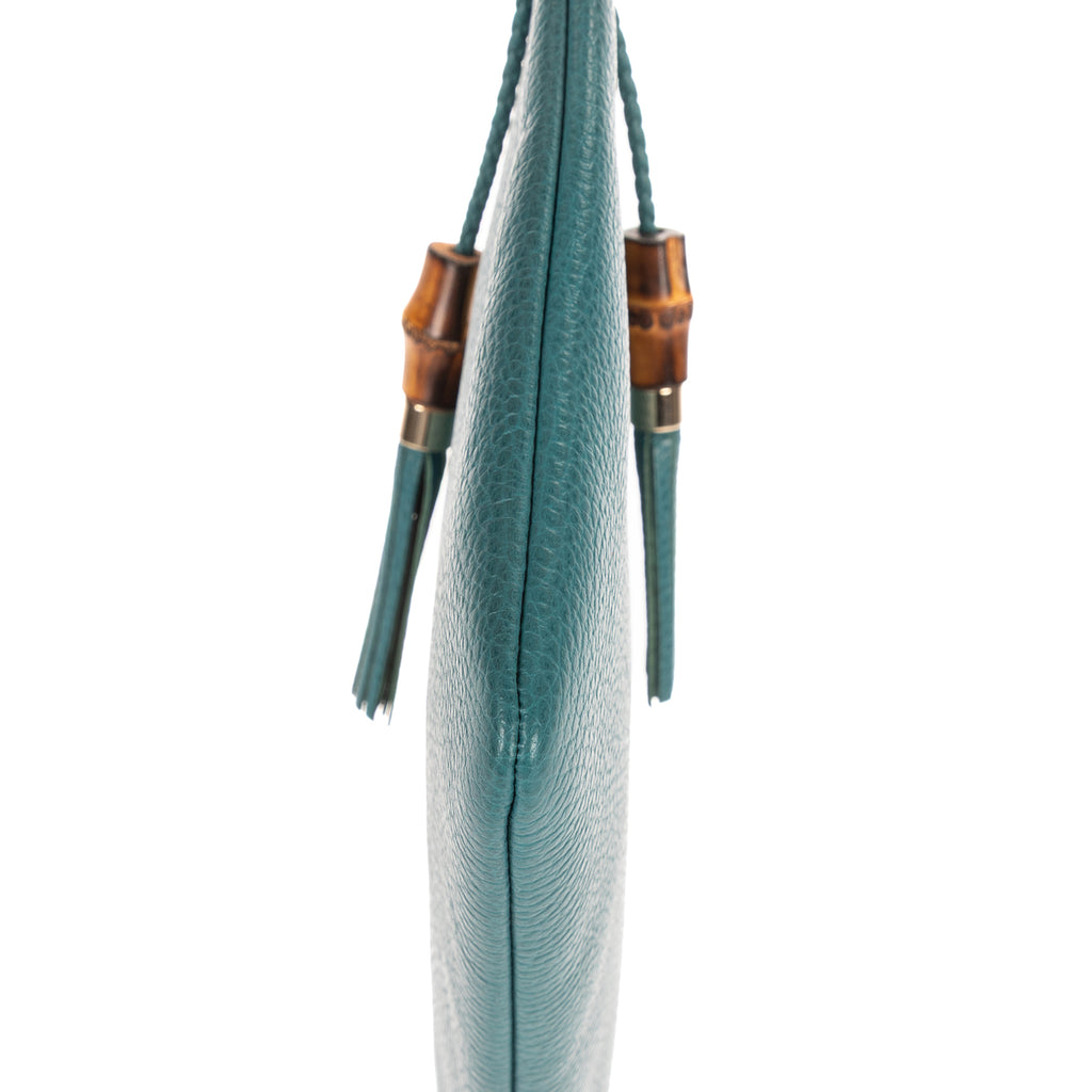 Bolso de mano de bambú trenzado con cremallera y borla, piel granulada azul claro