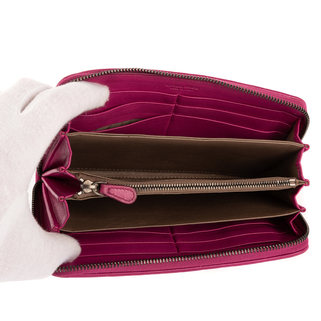 Portefeuille zippé en cuir nappa Intrecciato rose