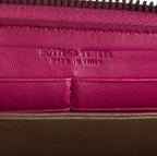 Portefeuille zippé en cuir nappa Intrecciato rose