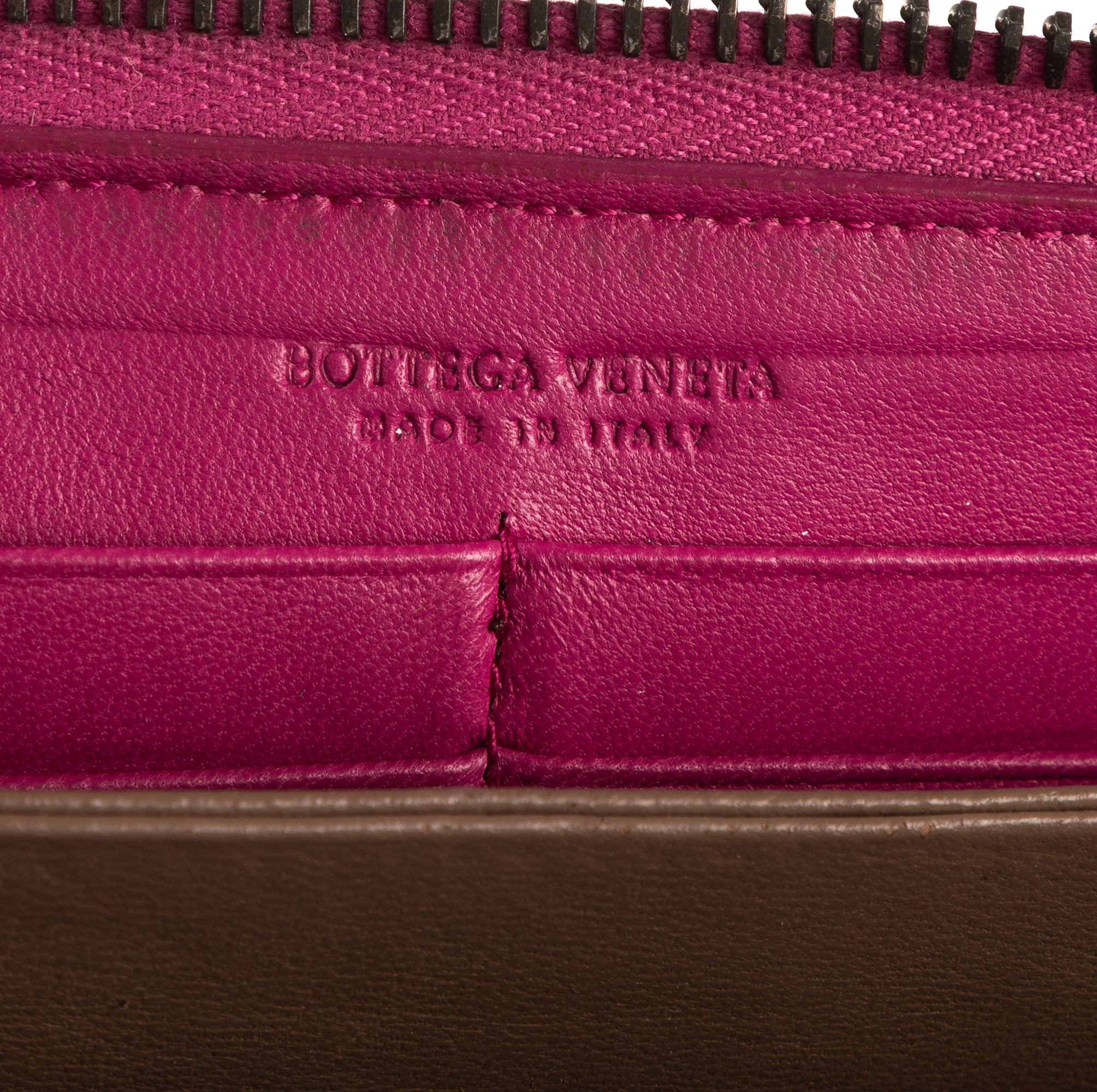 Portefeuille zippé en cuir nappa Intrecciato rose