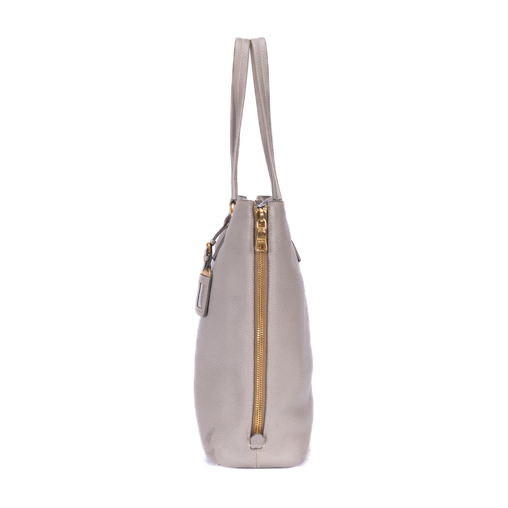 Bolso bandolera con cremallera lateral de piel Vitello Daino gris
