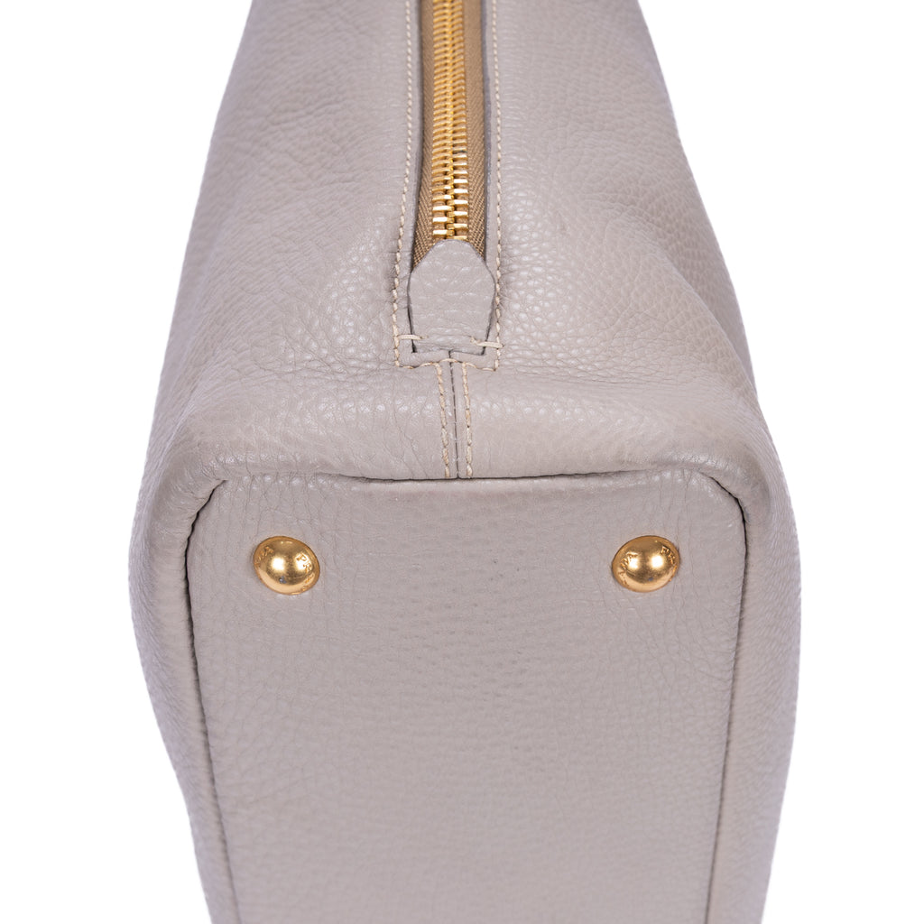 Bolso bandolera con cremallera lateral de piel Vitello Daino gris