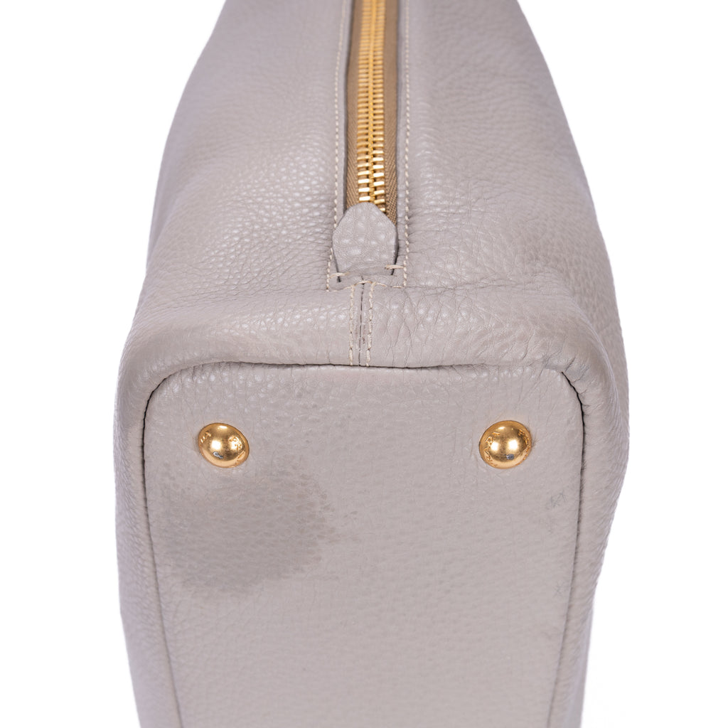 Bolso bandolera con cremallera lateral de piel Vitello Daino gris