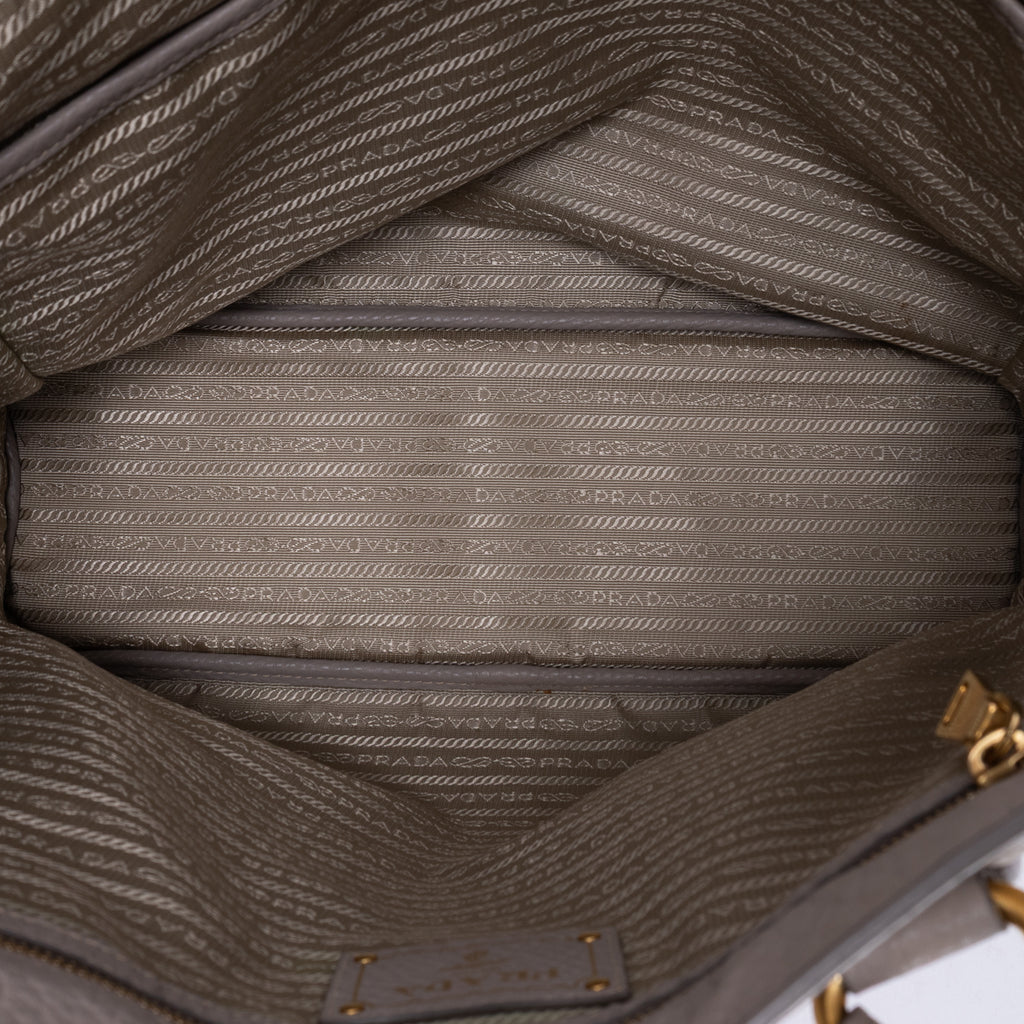 Bolso bandolera con cremallera lateral de piel Vitello Daino gris