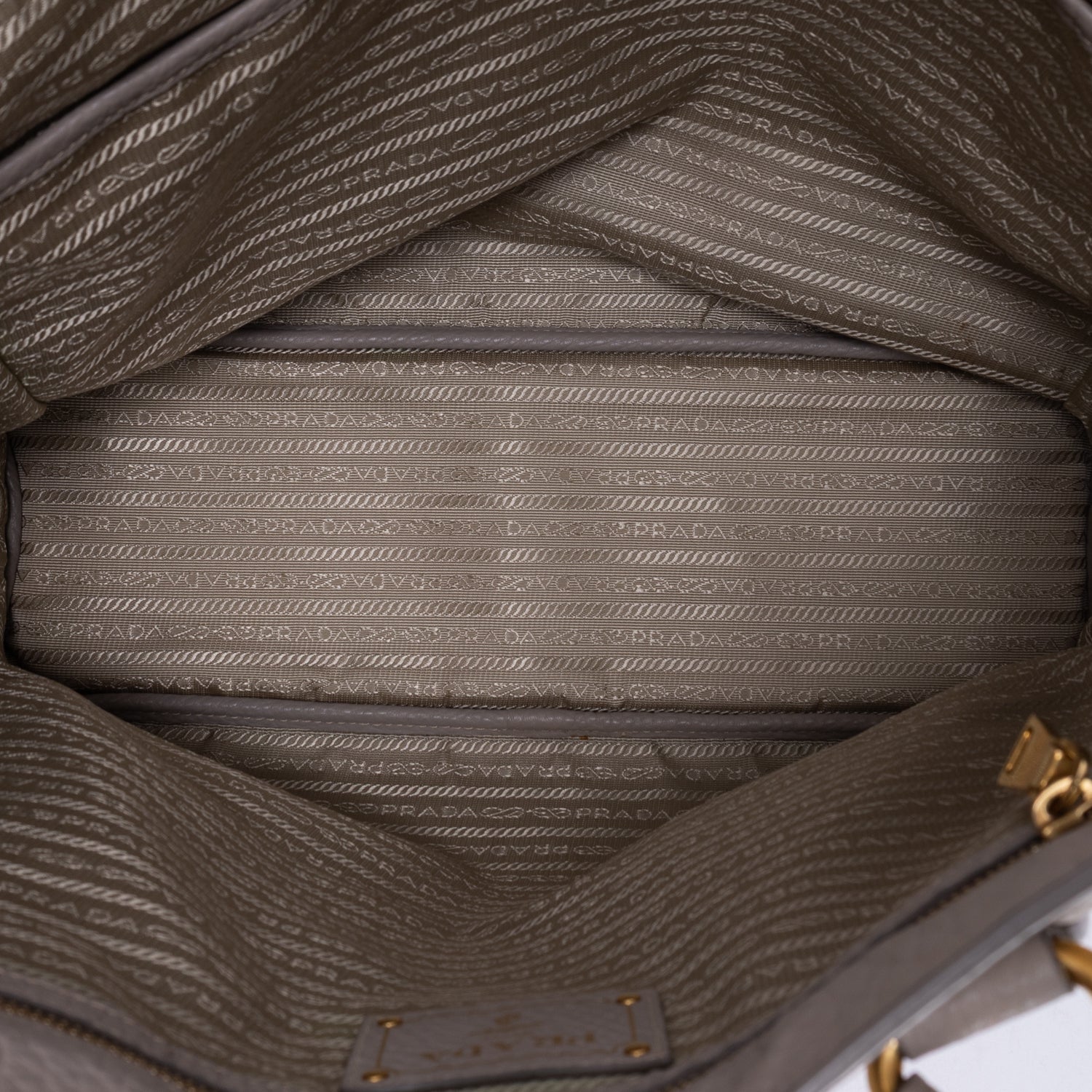 Bolso bandolera con cremallera lateral de piel Vitello Daino gris