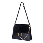 Bolso de hombro mediano Faye de piel de becerro negra