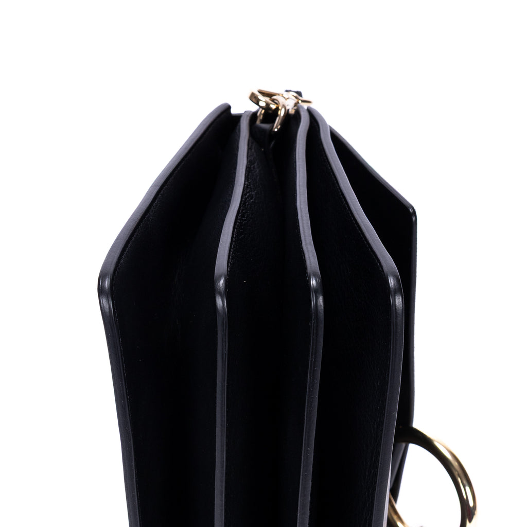 Bolso de hombro mediano Faye de piel de becerro negra