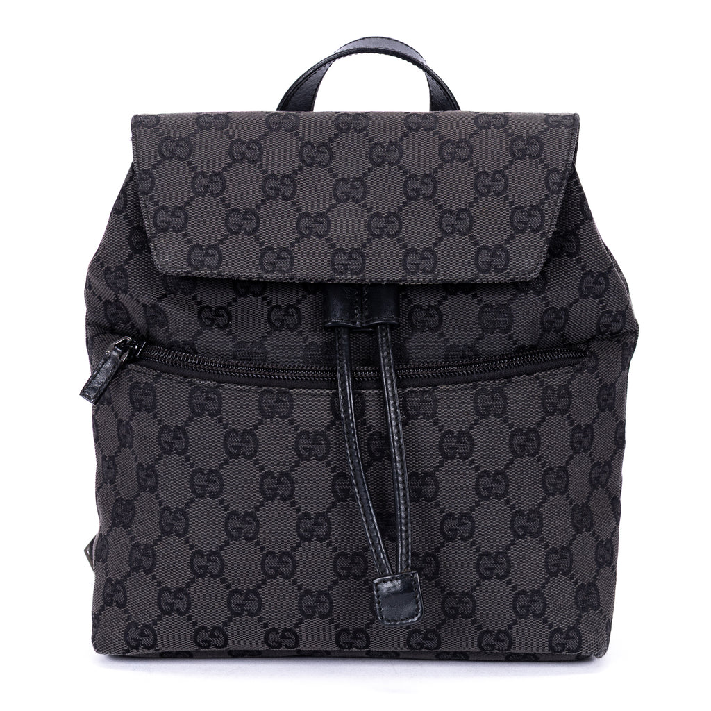 Mochila de lona con monograma negro pequeño con solapa y bolsillo frontal con cremallera