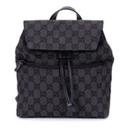 Mochila de lona con monograma negro pequeño con solapa y bolsillo frontal con cremallera