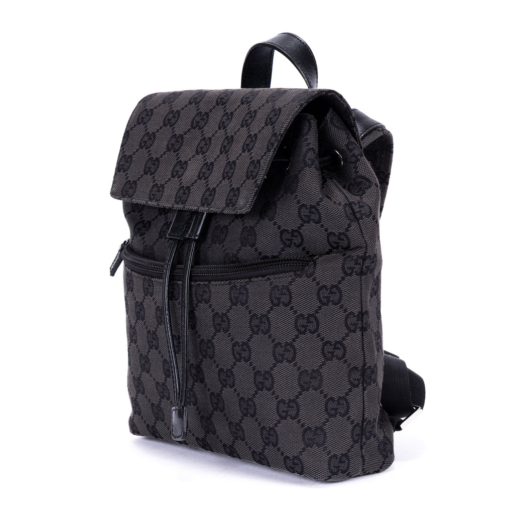 Mochila de lona con monograma negro pequeño con solapa y bolsillo frontal con cremallera