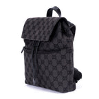 Mochila de lona con monograma negro pequeño con solapa y bolsillo frontal con cremallera