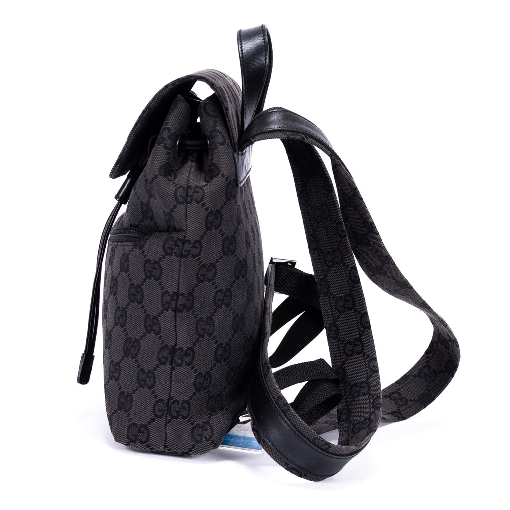 Mochila de lona con monograma negro pequeño con solapa y bolsillo frontal con cremallera